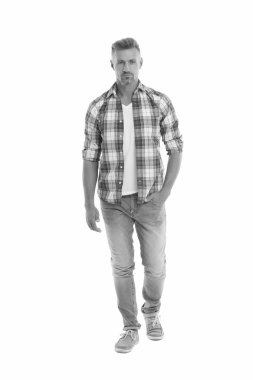 Kendine güveni tam. Kendine güveni olan beyaz bir adam. Moda adamının kendine güveni tam. Sıradan moda trendi. Moda ve tarz. Günlük yaşam için erkek kıyafetleri. Kendine güvenen bir yaşam tarzı