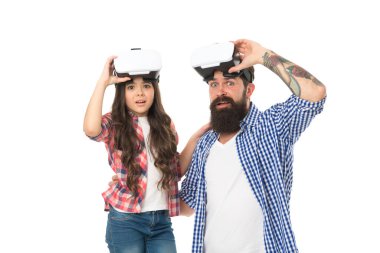 Baba ve kız sanal gerçekliği. Hayal gücü ve siber uzay. Gelecekteki teknolojiler. Eğleniyorum. Video oyunları. Aile kavramı. Baba ve kızı video gözlüklü. Modern teknoloji. Dijital yenilik