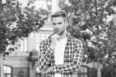 Sakalla daha çekici oluyor. Ciddi bir adam sakallı, şehir dışı bir yere dokunuyor. Sakallı ve bıyıklı traşsız adam. Sakal büyütme ürünleri. Berber dükkanı. Kuaför salonu. Erkekler tımar ediliyor