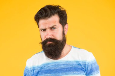 Sarı arka planda vahşi sakallı adam. Erkek yaz modası. Olgun hipster 'ın mükemmel bıyığı var. Ciddi görünümlü bir adam. Erkek berber bakımı. Berber dükkanında stil kazan. parlak hayat yaşamak