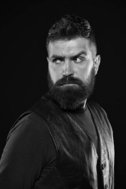 Sakalına özen gösteriyorum. Sakallı adam karanlık bir geçmişi var. Deri ve saç bakımı rutini. Cilt bakımı ve saç bakım ürünleri. Berber dükkanı. Erkekler bakım ve bakım yapıyor. Sağlık ve bakım