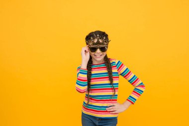 Kişisel bakım bencillik değildir. Mutlu çocuk destek tacı ve gözlük takıyor. Küçük kızın güzel görünüşü. Parti görünüşü. Sıradan moda tarzı. Egoist bakış. Sadece bana bakmanı istiyorum, boşluğu kopyala.