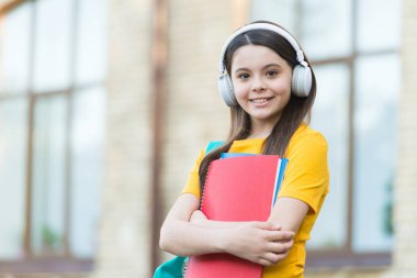 Yabancı dil öğreniyorum. Küçük kız İngilizce öğreniyor. Küçük çocuk İngilizce kitapları tutuyor. Dinleme becerileri. İngiliz edebiyatı İngilizce dilbilgisi. Özel ders. Dil okuluna hoş geldiniz.