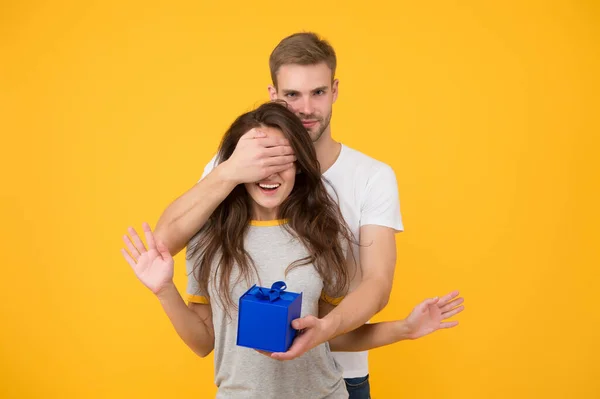 Blind överraskning. En speciell dag. Lycka är verkligt. Grattis på födelsedagen. Man ger låda till födelsedagsbarnet. Födelsedag. Ett par förälskade. Helgfirande. Shopping födelsedagspresent. Närvarande shopping — Stockfoto