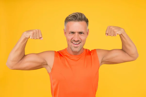 Bereik de beste vormen. Sportman fysiek fit. Actieve sportman. Een gezonde levensstijl. Sport en fitness. Gespierd lichaam. Training en training. Volwassen en aantrekkelijk. Sterke sportman in sportkleding — Stockfoto