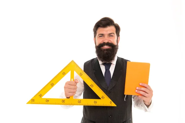 La dimension pédagogique à l'école. Professeur d'école tenir triangle et livre isolé sur blanc. Homme barbu prêt pour la leçon d'école. Géométrie et mathématiques. École pour la vie — Photo