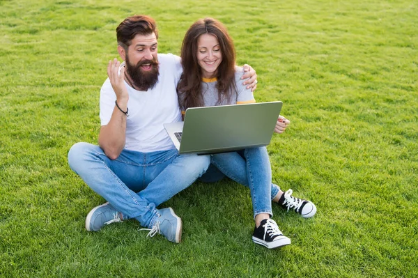 Technologie ve volném čase. Zamilovaný pár používá notebook na zelené trávě. Nová technologie. Technologie pro komunikaci. Počítačová technologie. Media a sociální síť. Surfování na internetu. Virtuální svět. Web — Stock fotografie