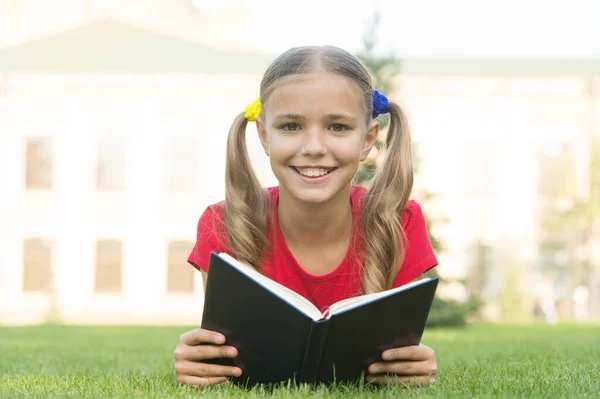 Apri la tua immaginazione, leggi. Il ragazzo felice ha letto un libro sull'erba verde. Sviluppare l'immaginazione. Fantasia infantile. Immaginazione e fantasia. Capacità di lettura cognitiva. Lettura estiva. Diventa fantasioso — Foto Stock