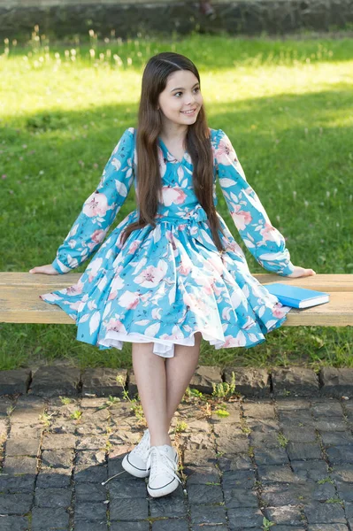 Disfrutando de actividades al aire libre. Chica feliz sentarse en el banco del parque al aire libre. Vacaciones de verano y vacaciones. Juegos para la diversión al aire libre. Descanso y recreación. Al aire libre. Naturaleza. Aire fresco —  Fotos de Stock