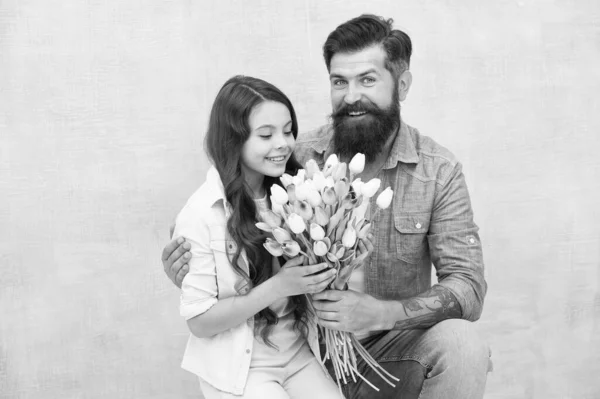 Celebración de cumpleaños. Día Internacional de la Mujer. Floristería. Tradición familiar. Ella vale todos los tesoros. Tulipanes tiernos para hija. Ramo de tulipanes hombre. Padre dando tulipanes chica. Papá con flores — Foto de Stock