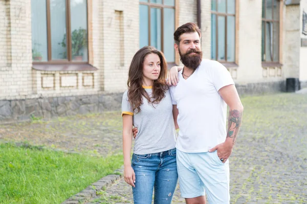 L'amour ne doit pas être d'un seul côté. Couple amoureux. Une histoire d'amour. Développer une relation amoureuse. Homme barbu et adorable femme été à l'extérieur. Amoureux dans un style décontracté. Petit ami et petite amie — Photo