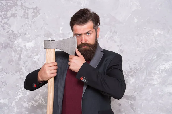 Lätt sätt att styla mustaschen. Brutal hipster hålla yxa. Skäggig man med snygg mustasch. Mustasch rakar sig med kniv. Manlig mästare. Frisörsalong. Frisörsalongen. Hårsalong. Herrmustasch — Stockfoto