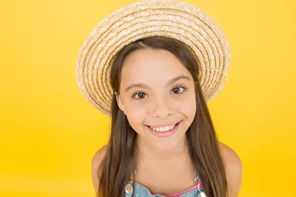 Disfrutando de sus vacaciones de verano. moda de temporada niño. belleza despreocupada en la pared amarilla. niño sonriente con sombrero de paja. niño pequeño listo para la actividad en la playa. Feliz infancia. vacaciones y vacaciones de verano alegres —  Fotos de Stock