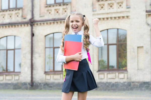 Childrens Future. concept d'éducation et de lecture. développement de l'imagination. mignonne fille tenir un cahier. heureuse fille préscolaire dans la cour de l'école. retour à l'école. enfant travailleur porter sac à dos — Photo