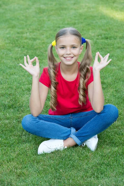 Verbinding maken met je hogere zelf. Gelukkig kind houdt handen in Mudra. Meisje mediteert op groen gras. Mudra van bewustzijn. Yoga Mudra. Mudra symbolisch gebaar. Meditatie en asana — Stockfoto
