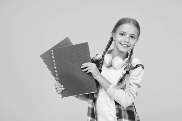 Retour à l'école. utiliser un carnet ou un livre. Cours d'étude pour examen. trouver l'inspiration dans le livre. Profiter de l'étude. Confiante en ses connaissances. petit enfant dans un casque avec bloc-notes. enfant prêt à étudier — Photo