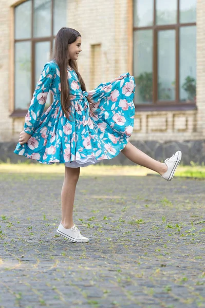 Lässig und schön. Glückliche Mädchen marschieren im Freien. Kleine Kinder tragen lässigen Stil. Sommertrends. Trendige lässige Garderobe. Alltagskleidung für Kinder. Lässiger und schicker Look — Stockfoto