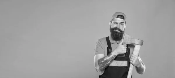 Haciendo su forma de barba. Agricultura y silvicultura. Potencia y fuerza. Concepto de peligro. Brutal leñador con hacha de hierro. concepto de peluquería. espacio de copia. Hombre feliz guapo con hacha —  Fotos de Stock