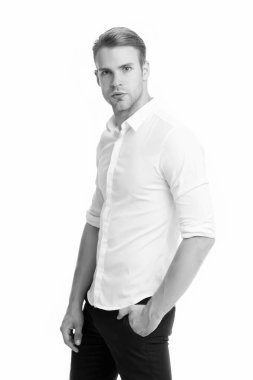 Yakışıklı ve çekici. Beyaz tenli yakışıklı adam. Tarz sahibi adam yakışıklı görünüyor. Erkekler tımar ediliyor. Moda ve tarz. Kendinden emin ve yakışıklı.