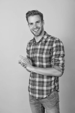 Erkek giyim mağazası. Kareli gömlek giyen maço bir adam. Moda yaz trendleri. Tıraşsız erkek cilt bakımı. Berber dükkanı konsepti. Sıradan bir tarz. Erkeklik kavramı. Erkek güzellik modeli. Tarzımı beğendin mi?