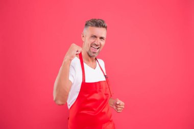 Kafe çalışanları. Barista çalışanı. Erkek aşçı önlük giyer. Kafe barında barmenlik işi. Evde güzel yemekler pişir. Olgun kahveci. Restoran personeli. Hippi profesyonel önlük. Garson ya da barmen.