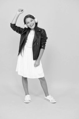 Ses konsepti. Çocuk modern müzikten hoşlanıyor. Müzik aleti. Ruhum için sallan. Her neredeyseniz parti yapın. İçimdeki rockçı. Müzik dinliyordum. Kulaklıklı kız. Hobi konsepti. Kulaklıklı mutlu çocuk.