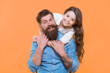Aile ilişkileri. İletişim yetenekleri. Çocuk ve baba en iyi arkadaşlar. Ebeveynlik ve çocukluk. Babalar Günü konsepti. Hoş bir baba ve tatlı bir çocuk. Güçlü dostluk. Baba ve kızı birlikte.