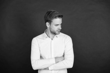 Çözüm arıyorum. İşsizliğin olumsuz etkileri. Kişisel kriz. Kriz sorunu. İş adamı resmi kıyafeti. Kendine güvenen adam düşünüyor. İş sorununu çöz. Kriz yönetimi. Ekonomi problemi