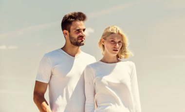 İletişim sorunları. Yaz aşkı. Aile sevgisi. Bağlılık ve güven. Aşk hikayesi. Romantik ilişkiler. Mavi gökyüzü geçmişi olan bir çift. Erkek ve kadın açık havada güneşli bir gün. Gerçek aşk.