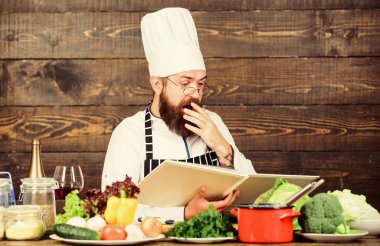 Beslenme seçimi yapıyorum. Sebzeli vejetaryen salatası. Sağlıklı yemek pişirme. Sakallı, olgun bir hippi. Diyet organik gıda. Mutfak mutfağı. Vitamin. Yoğun sakallı adam. Şef tarifi