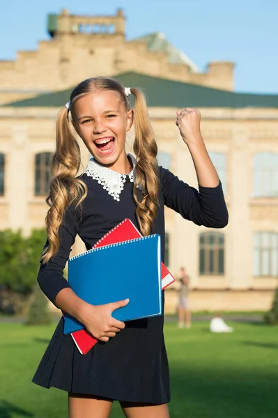 Kennis is mijn superkracht. Gelukkig kind terug naar school. Kennisdag. 1 september. School en onderwijs. Kennis en informatie. Lezen is kennis. Laat je inspireren. Raak gemotiveerd — Stockfoto