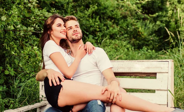Güven ve samimiyet. Şehvetli sarılma. Aşk ve aşk kavramı. Yaz tatili. Parkta romantik bir randevu. Yakışıklı, aşık güzel bir kız. Sevgilim ile dinleniyorum. Sevgililer kucaklaşıyor. Birbirine aşık çiftler otururlar.