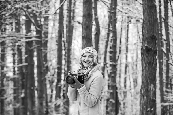 겨울의 산 경관을 감상하며. 겨울에 행복 한 여행사여. 겨울에는 전문 사진 작가가 야외에서. 여자들은 빈티지 카메라를 사용 합니다. 겨울에는 야외에서 취미 시간을 갖는다. 서리가 내리는 느낌 — 스톡 사진