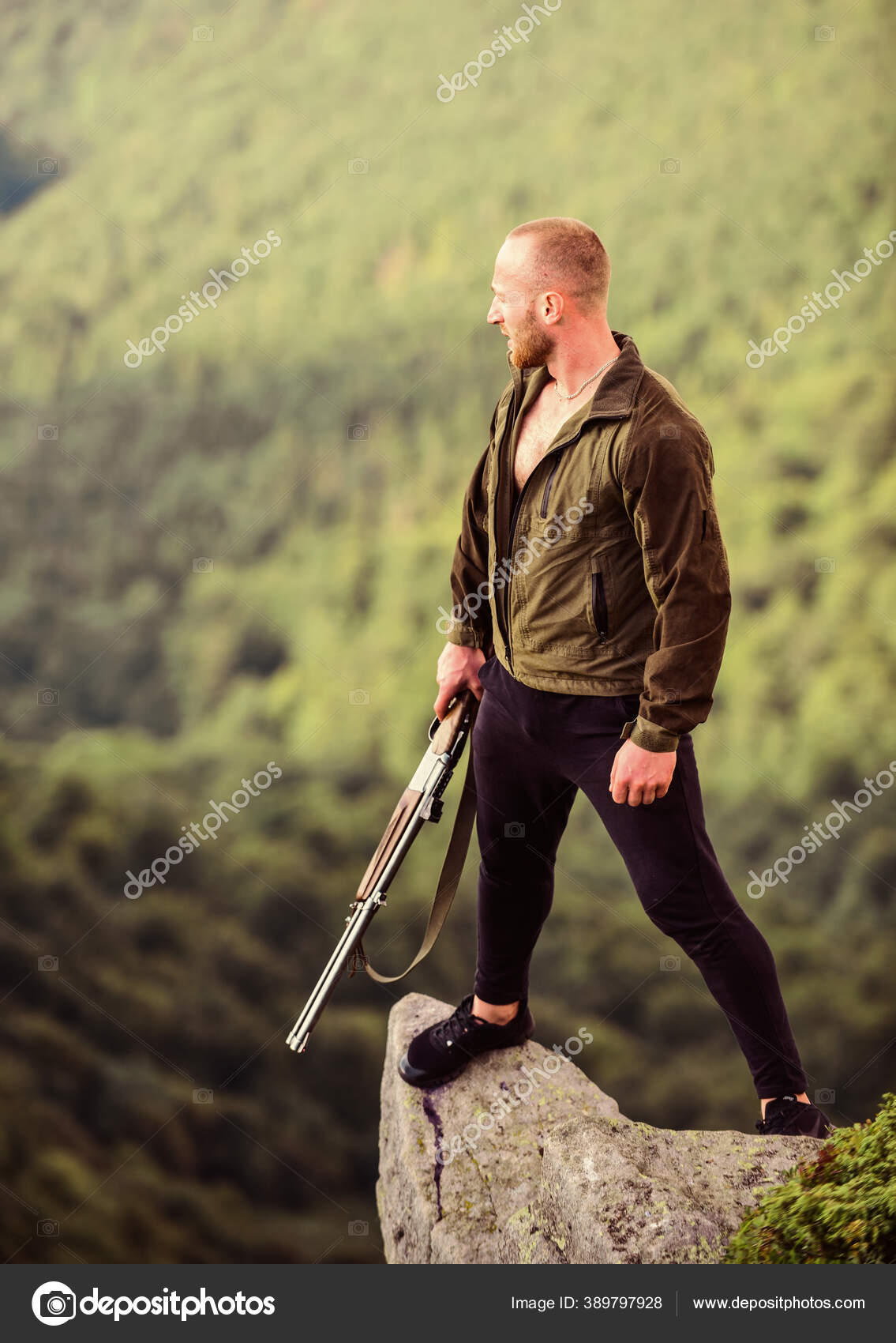 Kraftig. Soldat i felten. mangekant. Militær stil. mann i kamuflasje.  Muskuløs mann holder våpen. formål og suksess. mann klar til å skyte.  Jegerhobby. Hærens styrker. snikskytter nå målfjellet – stockfoto © stetsik  #389797928, image size:1135x1700