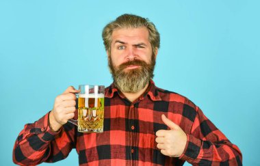 Alman birası. Rahatlamış yakışıklı adam nefis birasını yudumluyor. Barın tadını çıkarıyorum. Taze soğuk bira bekliyor. Sıkı çalışma gününden sonra. Bar tezgahında bira içeriz.