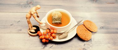 Mavi arka planda bir fincan çay yakın plan. Lezzetli gurme tadı. Kafe menüsü. Böğürtlen çayı. Seramik fincan sıcak demlenmiş çay içeceği. Aromatik rowanberry içeceği için. Sağlık hizmetleri kocakarı ilaçları