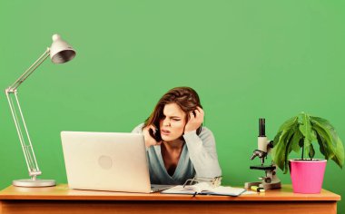 Ödevini yapıyor. Ders çalışmak yerine konuşmak. Dizüstü bilgisayarı olan oldukça çekici bir kız. Modern öğrenci kız. Eğitim konsepti. Öğrenci hayatı. Arkadaşımı arıyorum. Çevrimiçi uzak sınıflar. İnternetten al