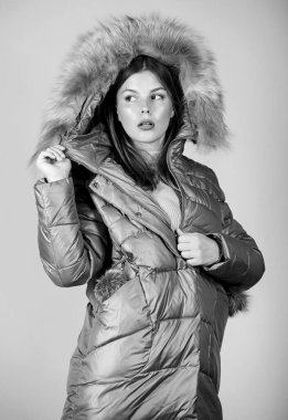 Her mevsim güzel kalmak. Kabarık ceketli kız. Sahte kürk modası. Soğuk algınlığı. Mevsimlik moda. Kış kıyafetleri içinde güzellik. Soğuk sezon alışverişi. Yastıklı, kalın paltolu kadın. Mutlu kış tatilleri.