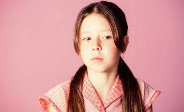 Bazı sorunlarım var. Çocukluk kavramı. Üzgün küçük kız. Cilt bakımı. Çocuk modası. Çocuklar için kuaför. Mor arka plandaki çocuk. Çocuklar Günü 'nde. Çocuk psikoloğu. Güzel küçük kız.