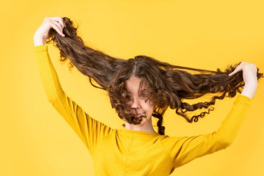 Hadi eğlenelim. Ekstra taze kuru şampuan. Uzun rüzgarlı saçlı mutlu kız. Sağlıklı ve güçlü saçlar. Kuaför güzellik salonu. Güzel ve düzenli bir saç stili. Uzun ve güzel saçlı aktif bir kız.