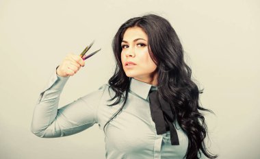 Kirpik uzatma prosedürü. Kaş Düzeltme. Güzellik uzmanı. Kalıcı makyaj. Güzel kadın kirpik ustası cımbız tutuyor. Kaşlar için özel aletleri olan usta bir kozmetolog. Ürününüzün reklamını yapmak