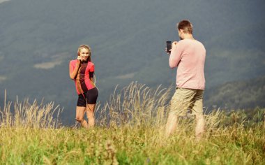Birlikte tasasız vakit geçiriyoruz. Birlikte olduğumuz için mutluyum. Birbirine aşık çiftler. Aile ilişkisi. Özgürlük duygusu. Gezgin çiftler fotoğraf çeker. Dağlarda kadın ve erkek. Romantik randevu. Sevgililer Günü