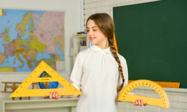 farklı okul unsurları. Sonbahar okulunda kırtasiye malzemesi. Okula dönelim. Üniversitede eğitim. Geometriye gömülmüş. Liseli kız açıölçer ve üçgen. Ölçüm Aracı