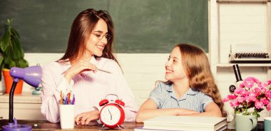 Okulu mutlu bir yer haline getirmek. Okulda küçük mutlu bir çocuk ve öğretmen. Küçük okul çocuğu ve sınıftaki güzel kadın. Mutlu okul zamanları. Okula dön ve mutlu ol.