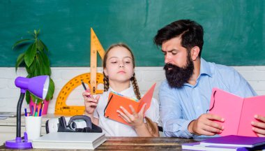 Öğretmen ve liseli kız. Çalışmaya yardım. Disiplin terbiyesi. Ders sona erdi. Çocukla birlikte sakallı pedagog çalışması. Ders çalışmak eğlencelidir. Görev başarıyla tamamlandı. Babamla evde eğitim.