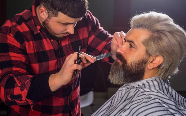 I capelli disordinati possono impedire al barbiere di tagliare i capelli correttamente. Peli sul viso. Mantenere la forma. Fatti crescere barba e baffi. Un barbiere. Salone da parrucchiere. Barbiere professionista e cliente. Tagliare la barba — Foto Stock