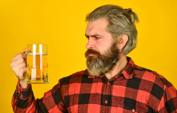 Añadiendo alegría en la vida. Hombre barbudo maduro sostener vaso de cerveza. Ocio y celebración. Hombre bebiendo cerveza en el pub. Cervecería. Hipster bebe cerveza. Feliz cumpleaños. Toma un sorbo. Celebra con alcohol — Foto de Stock