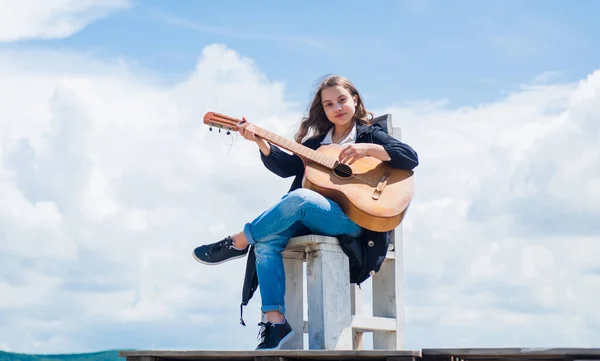 Guitariste divertissant invités à la fête. petit amateur de musique. contenu musical gratuit. Jeune musicien jouant de la guitare. Portrait d'un gamin jouant de la guitare sur fond de ciel. playlist romantique d'été — Photo