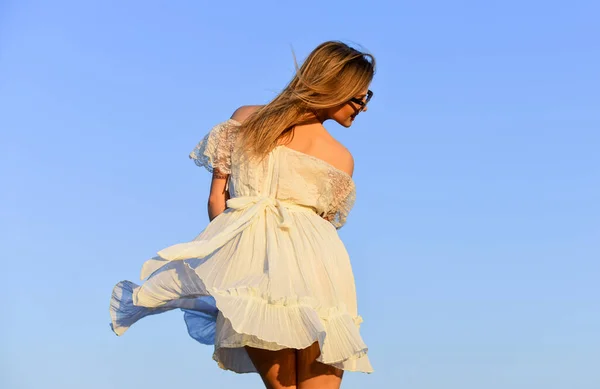 Salud mental. Fondo de cielo azul chica. Una chica emocional. Chica feliz vestido blanco no dude en. Fiesta de verano. Día soleado. Chica despreocupada. Libertad. Impulsividad y facilidad. Concepto de naturalidad. Bailarina —  Fotos de Stock