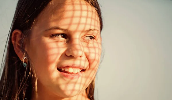 Tome a pele de cuidado pôs cosméticos de protetor solar. Miúda relaxante ao ar livre. Uv filtro protetor solar. Criança satisfeita com a luz solar quente parece relaxado fundo céu azul. Tem cuidado. Cuidados de verão. Conceito de protetor solar — Fotografia de Stock